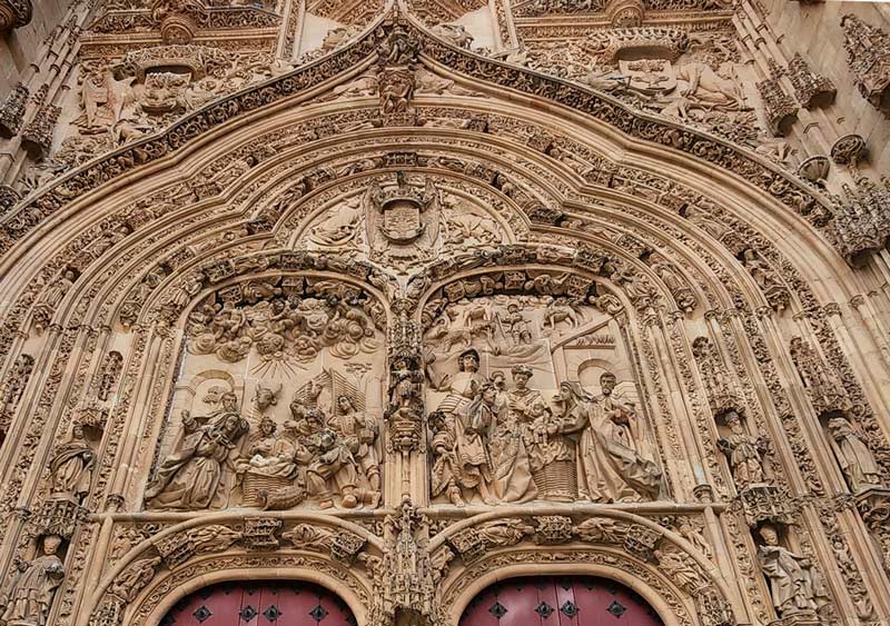 דמויות מגולפות בחזית הקתדראלה