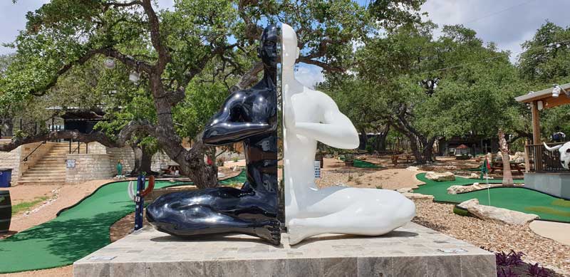 פסל אדם בשחור לבן בדרימלנד