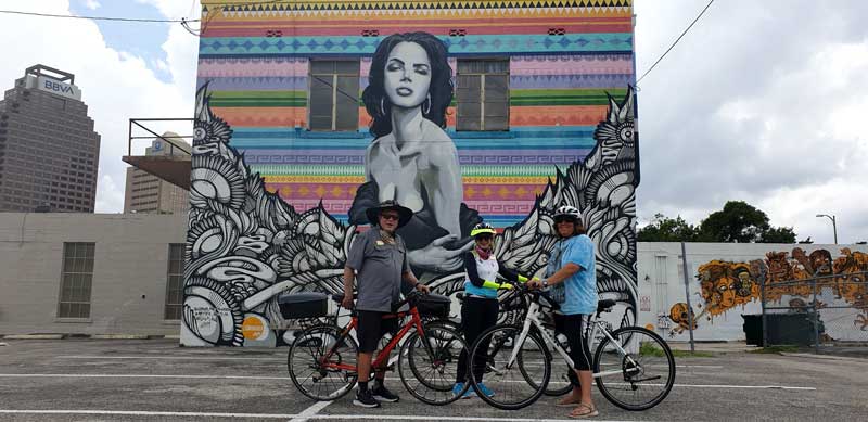 סיור אופניים ליד ציור קיר בסאן אנטוניו