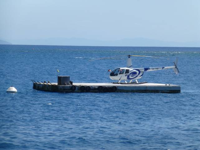 מסוק על מנחת ליד שונית המחסום הגדולה באוסטרליה