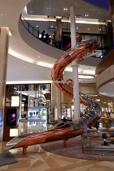 מגלשה בין קומות במלון סיטי אוף דרים