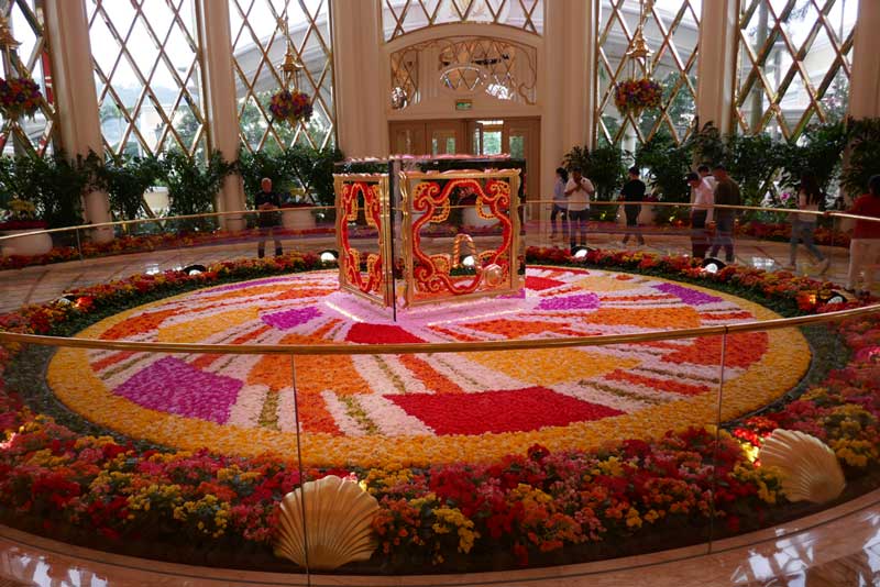 פרחים במלון ווין פאלאס