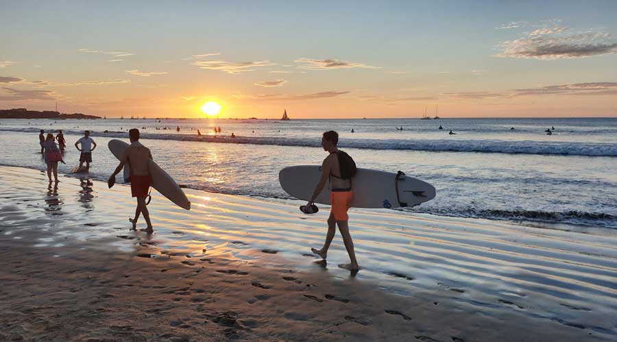 גולשים בחופי העיר תמרינדו