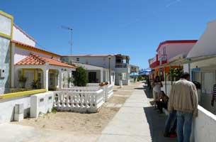 רחוב ביישוב באחד מאיי הלגונה ריה פורמוזה