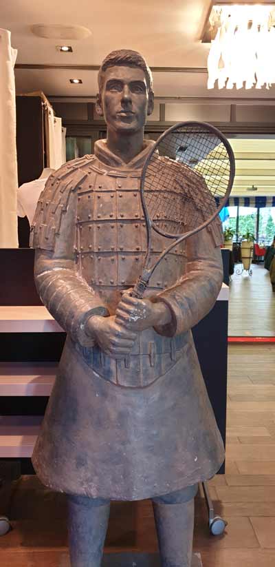 פסלו של נובאק דיוקוביץ במסעדה