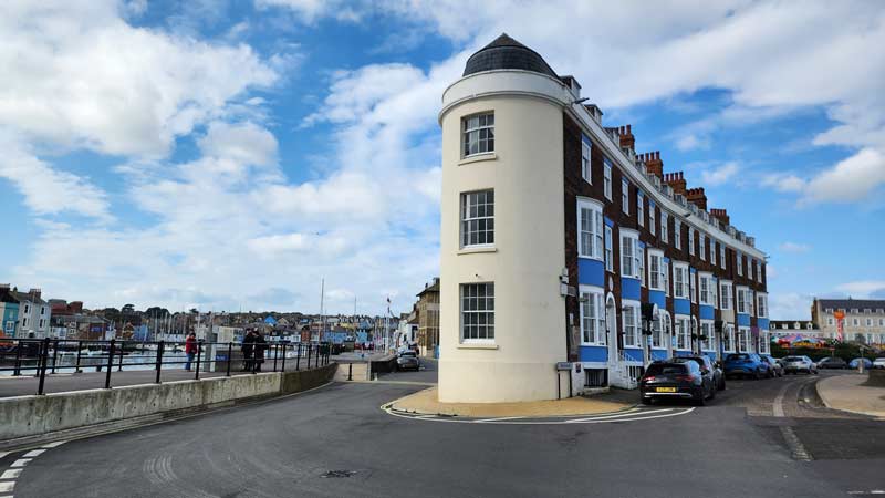 בניין מיוחד ליד הים