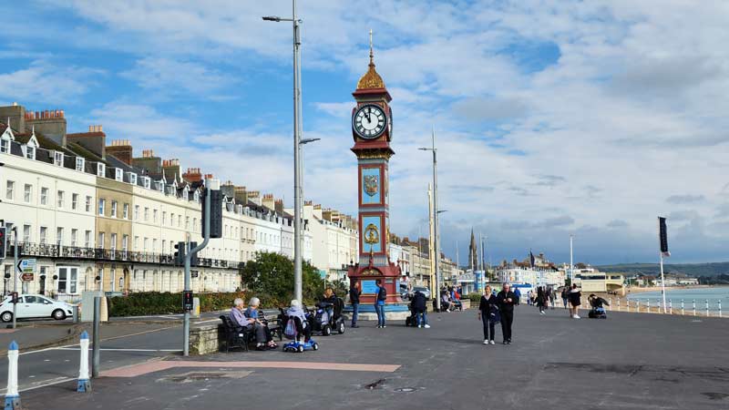 הטיילת ליד הים