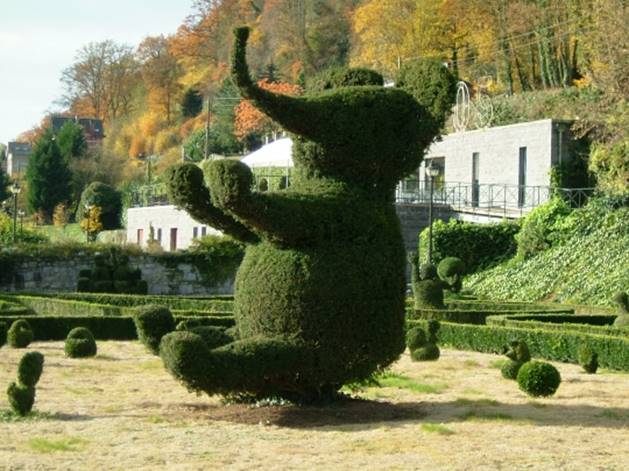 פיל מפוסל מצמחים