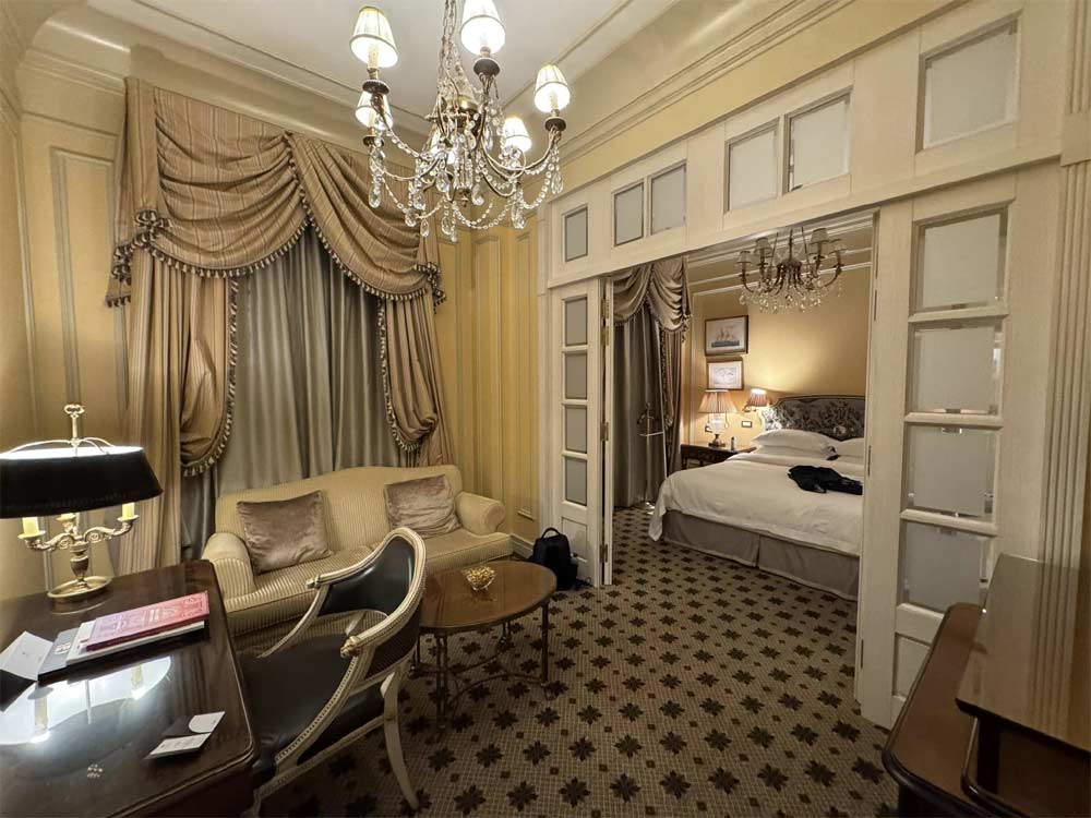 סוויטה במלון בריטניה הגדולה באתונה