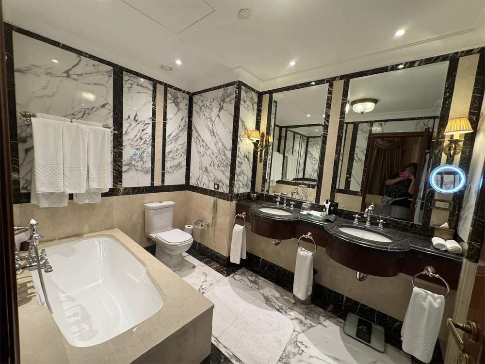 חדר האמבטיה המרווח בסוויטה