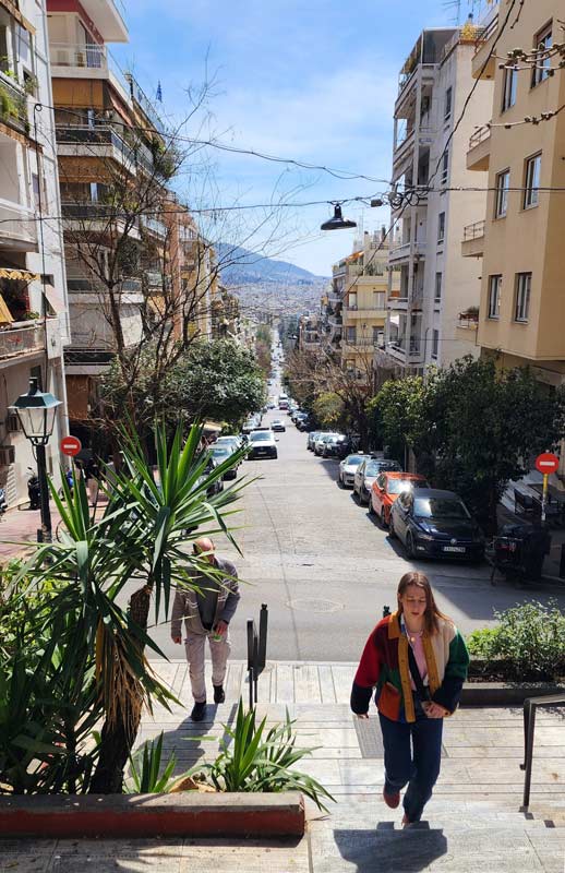 רחוב Ploutarchou בשכונת קולונקי באתונה