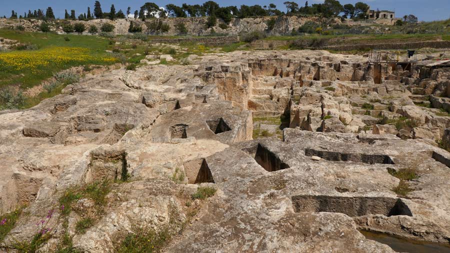 קברים עתיקים