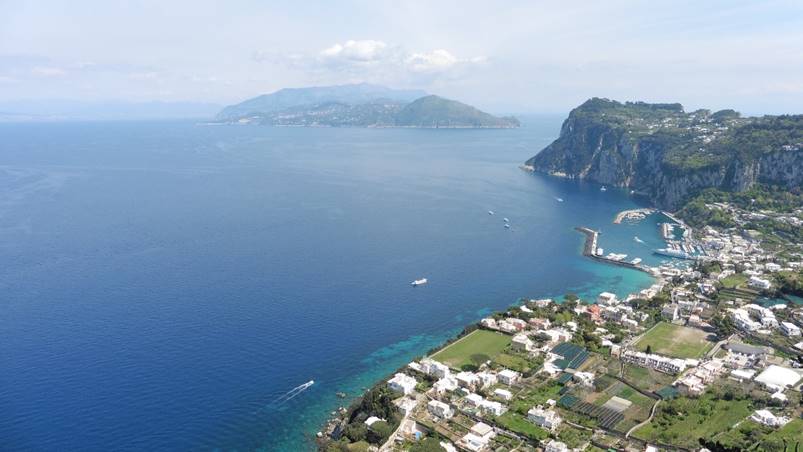 נוף מהצוק בפרי