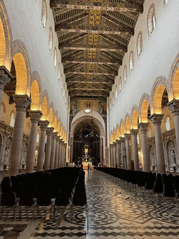 פנים הקתדראלה