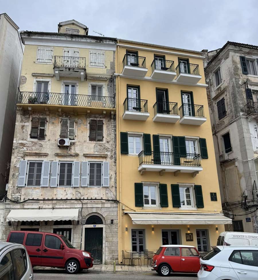 בתים משופצים ליד מוזנחים