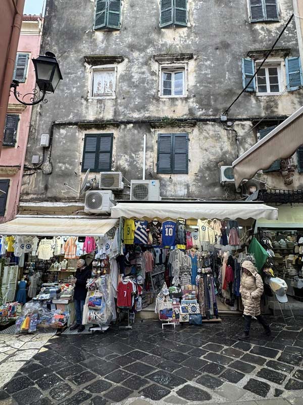 חניות ליד בתים מוזנחים