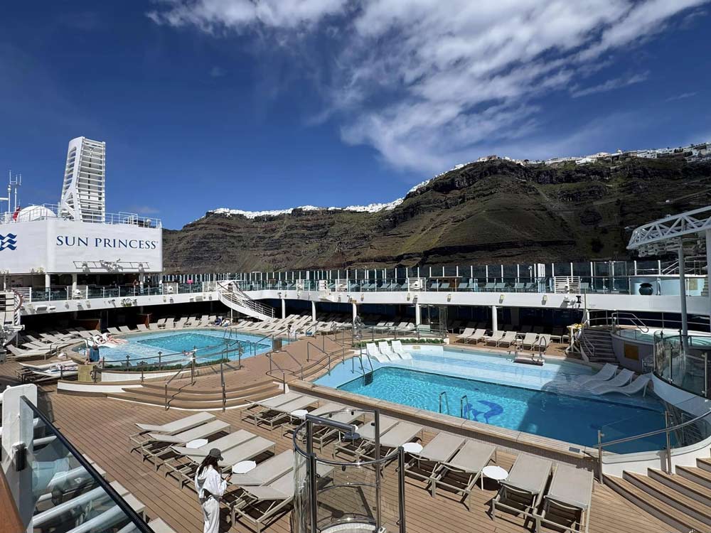 האוניה בנמל סנטוריני