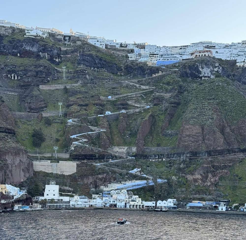 מבט מהים על הרכבל והמדרגות