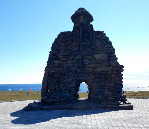 פסל ענק של טרול באיסלנד