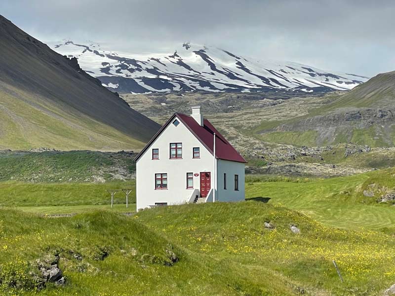 בית בודד ביעד נידח באיסלנד