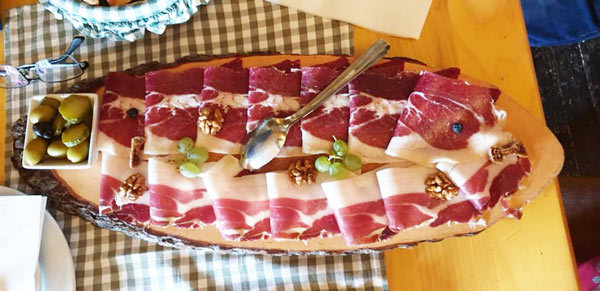 פלטת נקניקים בארוחה בכפר דלמטי אתנולנד