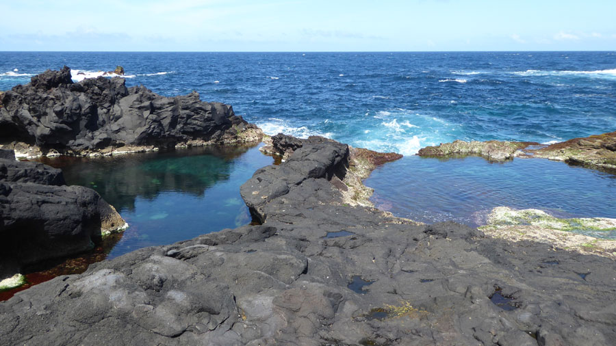 בריכות רחצה טבעיות בחוף סלעי לבה בסאו מיגל