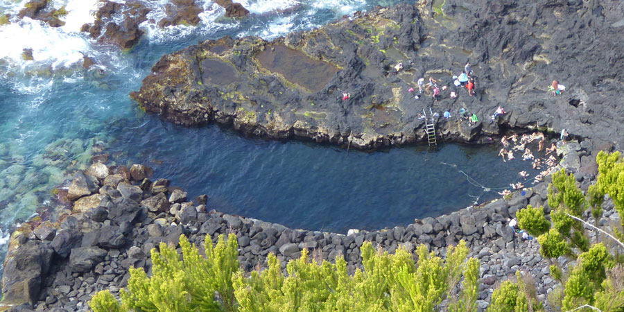 בריכות רחצה טבעיות תרמליות בים באי סאו מיגל