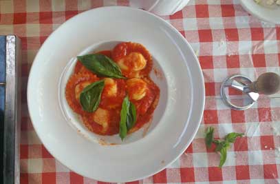 רביולי גבינה