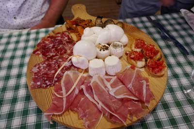 פלטת נקניקים מוצרלה וברוסקטה