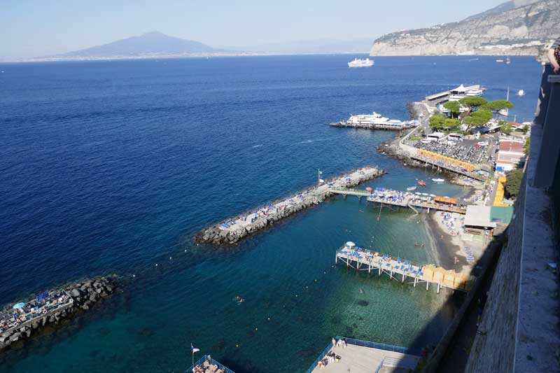 חופי סורנטו והר הגעש וזוב ברקע