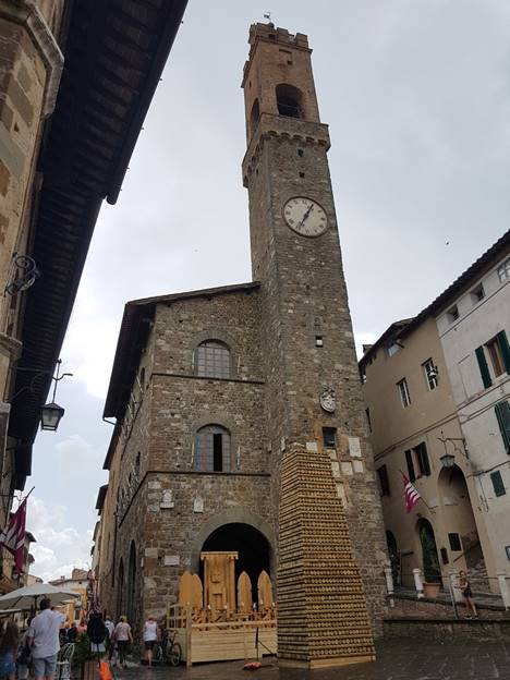 מגדל השעון הסמוך לכיכר Palazzo dei Priori 