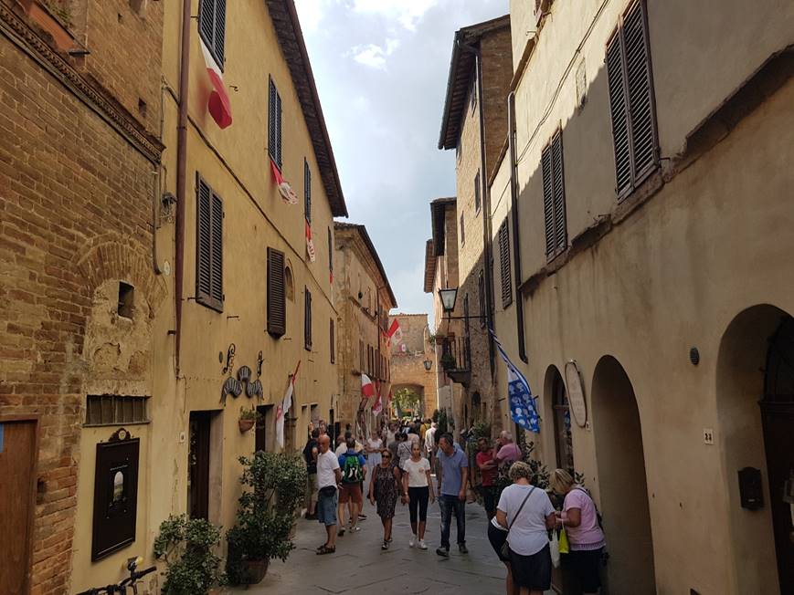 מדרחוב צר במונטלצ'ינו