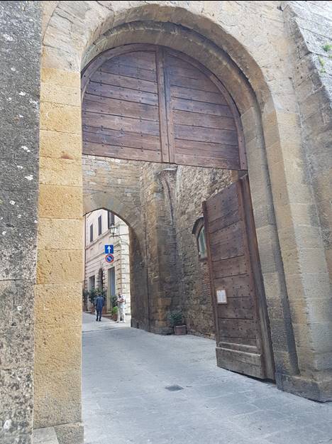 שער כניסה בעיר  Montepulciano