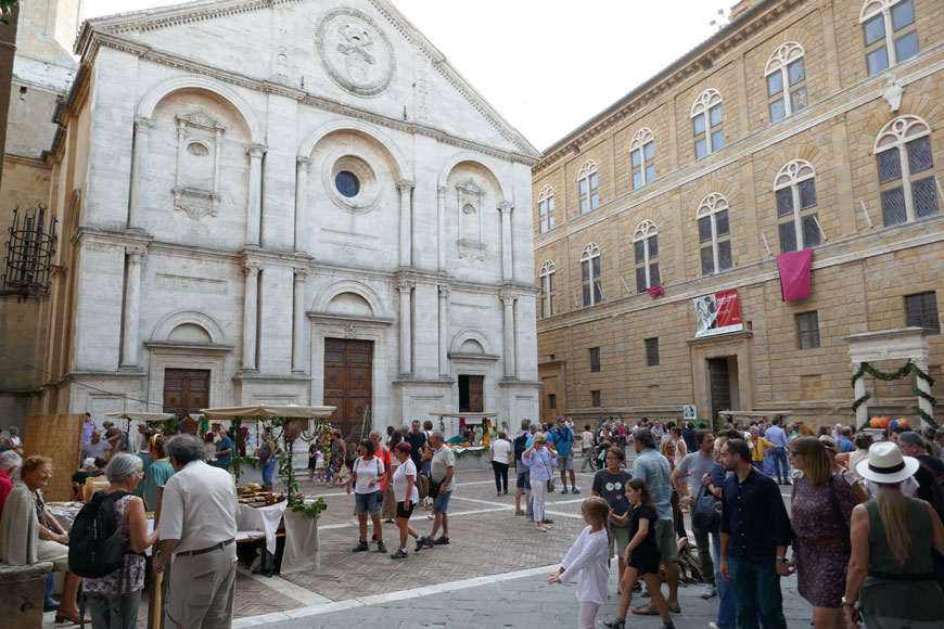 כיכר הומה בעיר פיאנזה
