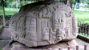 סלע עתיק מתקופת המאיה בקיריגואה