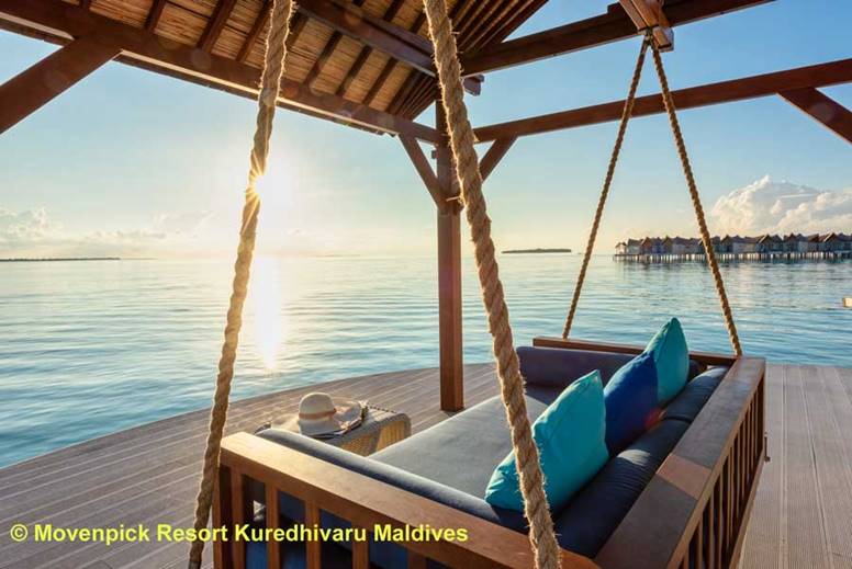 כסא נדנדה על מרפסת במלון מובנפיק מלדיביים Mӧvenpick Resort Kuredhivaru Maldives