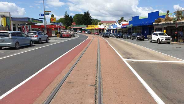 מסילת הרכבת במרכז העיירה קאוואקאווה