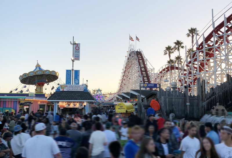 לונה פארק נחמד על הרציף ושמו: Santa Cruz Beach Boardwalk. 
