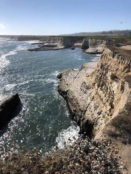 מצוקים לאורך החוף