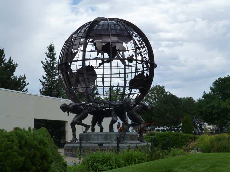 פסל בכניסה למרכז האימון האולימפי של ארה"ב