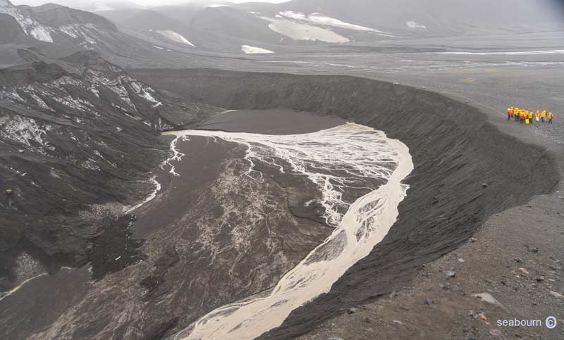מכתש בתוך האי
