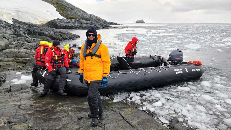העליה לחוף מהסירות