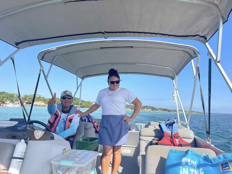 המדריכה ומשיט הסירה בלגונת Bacalar