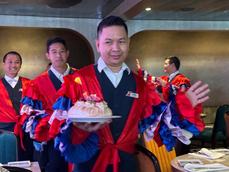 מלצרים רוקדים בארוחת ערב