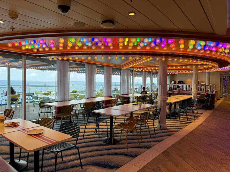 אחד מחדרי האוכל