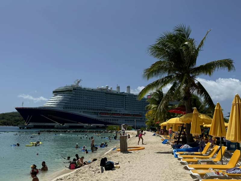 חוף הים ברואטן צמוד לנמל