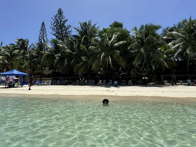 חוף הים ברואטל ליד הנמל