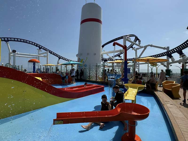 מגלשות מים ורכבת הרים