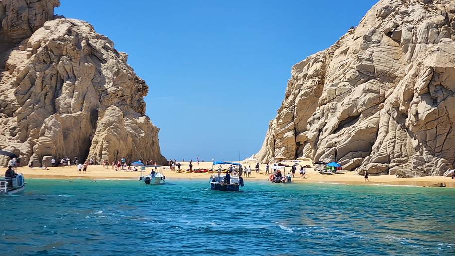 חוף ים בין סלעים בקאבו סאן לוקאס