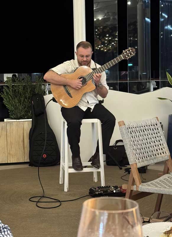 נגן במסעדת בורה